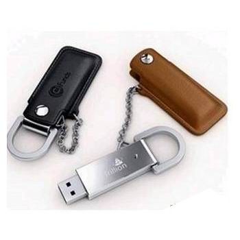 USB s koženým obalem na řetízku