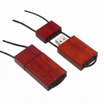 dřevěné USB na šňůrce